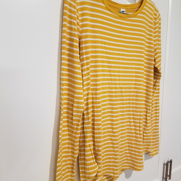 Old Navy tee - Picture 3 of 4